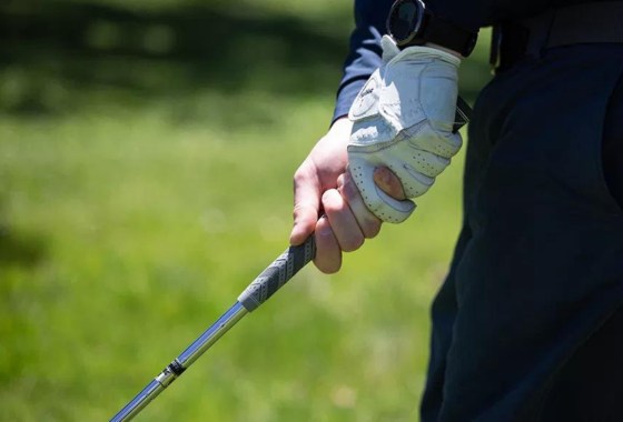 How to hold a golf club properly