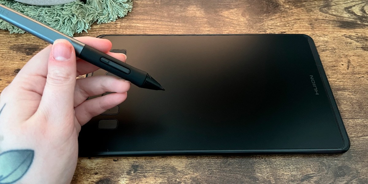 Hand holding HUION Inspiroy H640P Pen  Hand holding HUION Inspiroy H640P Pen