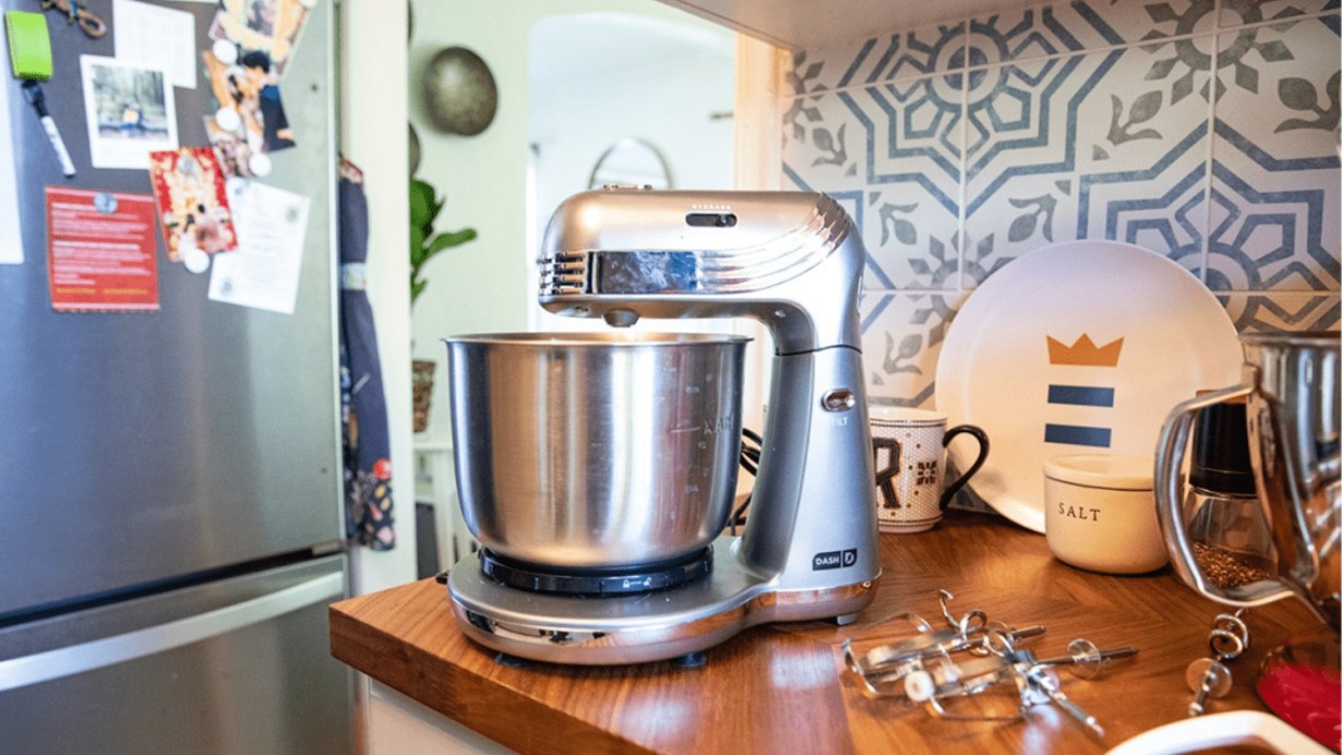 White Mixers 6 Speed 2.5 Qt. Stand Mixer Set and Large Bowls White Mixers 6 Speed 2.5 Qt. Stand Mixer Set and Large Bowls