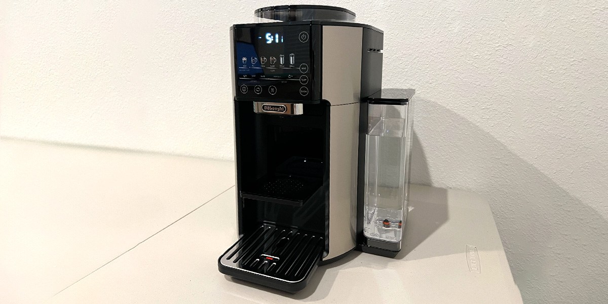 De’Longhi TrueBrew on countertop with view of water reservoir De’Longhi TrueBrew on countertop with view of water reservoir