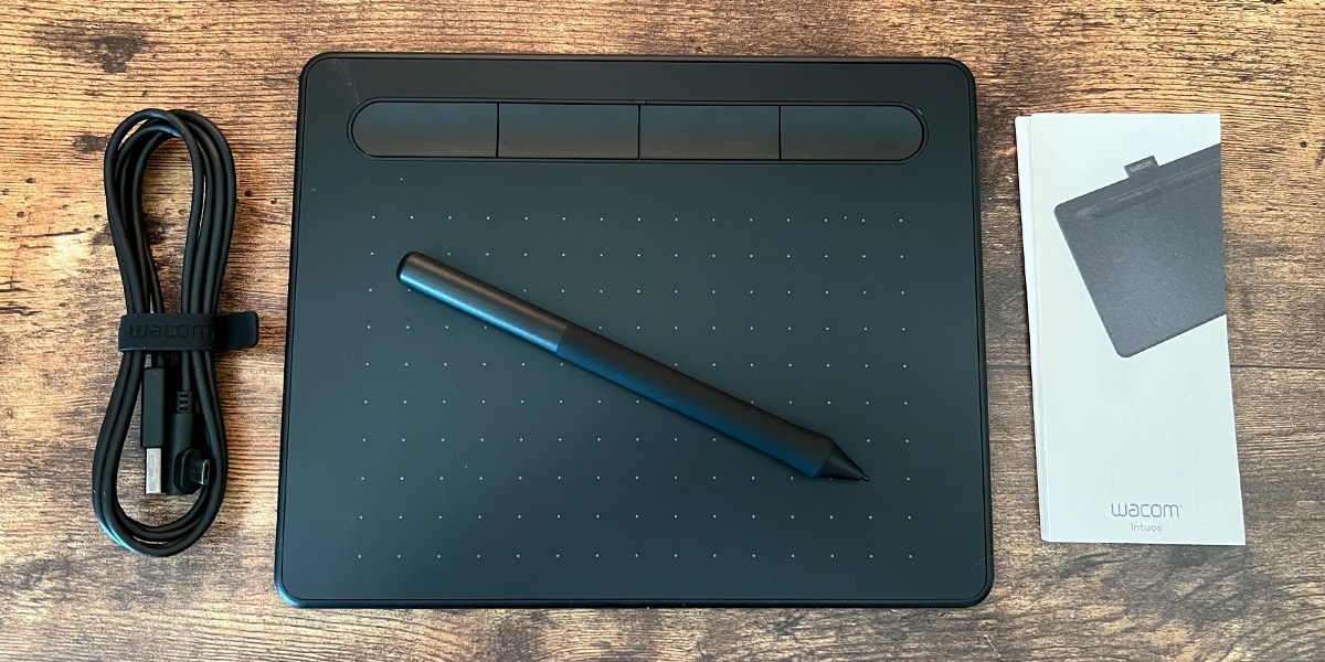 Wacom Intuos S on table with accessories Wacom Intuos S on table with accessories
