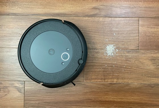 How to empty a Roomba: steps for Roomba bins, bags and bases