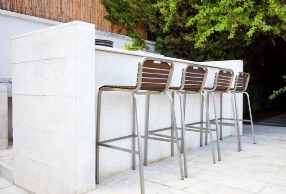 How to set up the perfect backyard bar