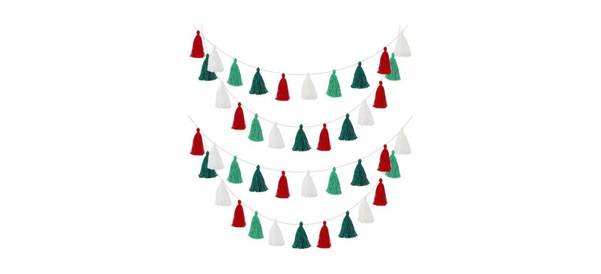 4 strings of tassels, alternating red, white and green colors on each.