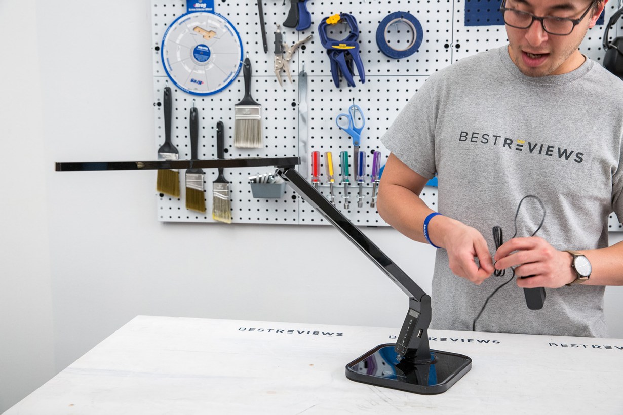 testing a LED desk lamp